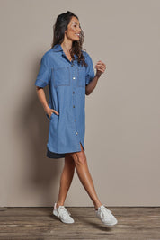 Model Amanda wearing size 10 of The S/S Chambray Shacket Dress With Pockets in colour Lightdenim (Blue), from the front, showing the whole outfit