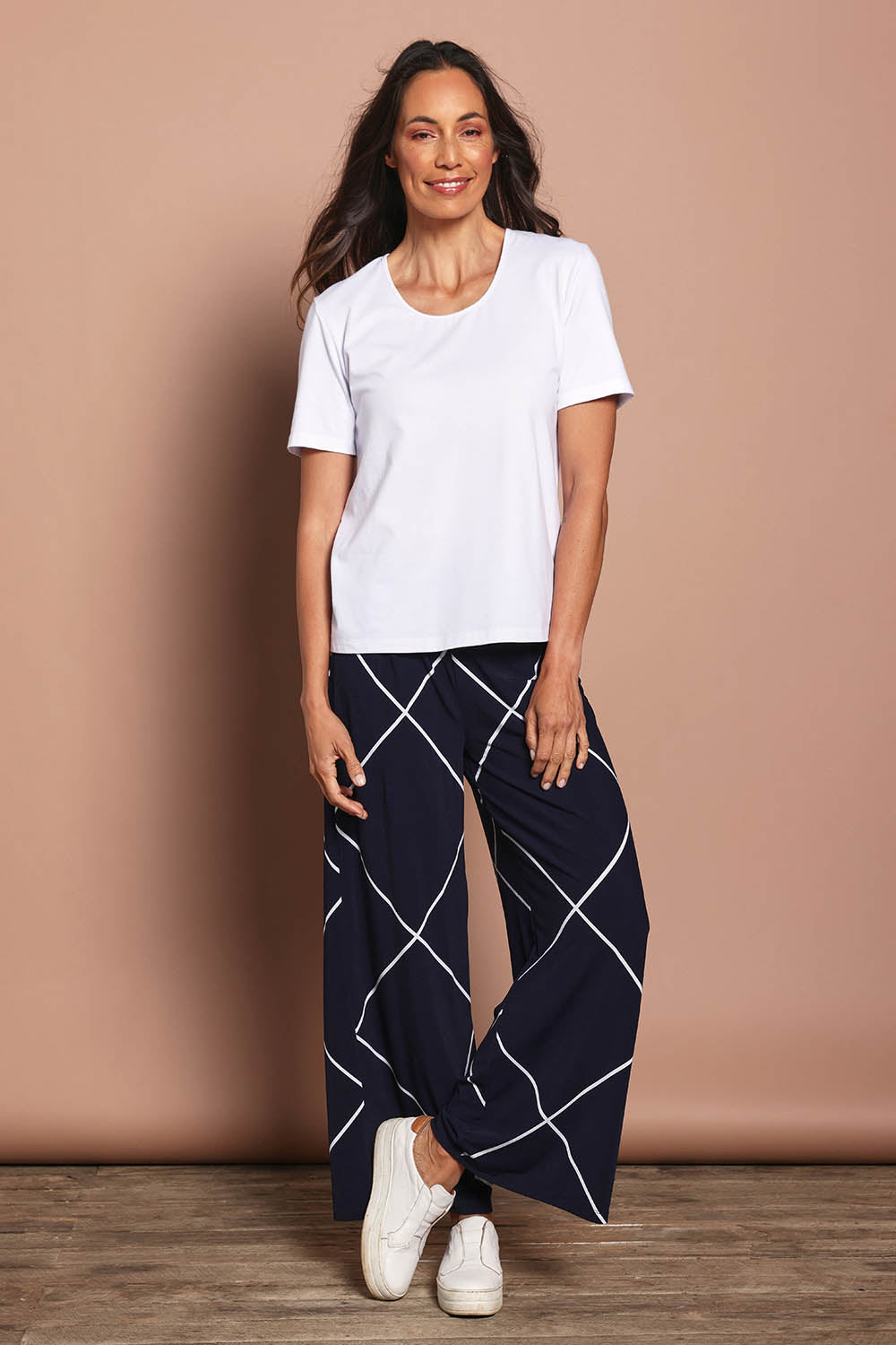 Model Amanda wearing size 10 of The Easy Wear Printed Pull On Wide Leg Pant in colour Navywhite (Blue), from the front, showing the whole outfit