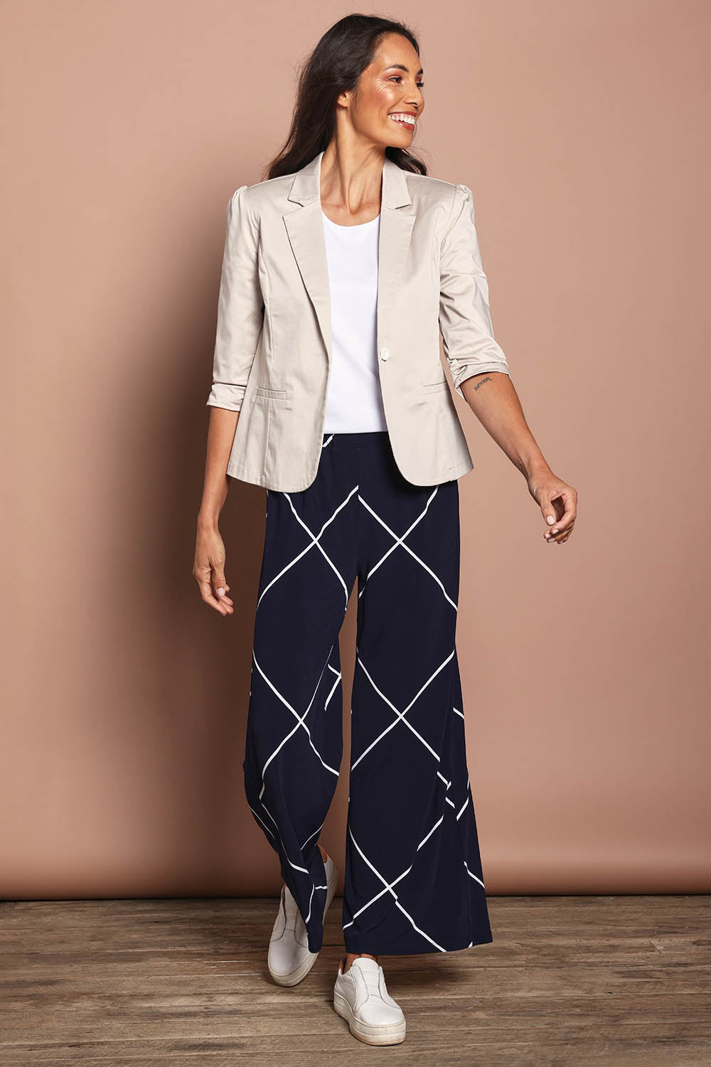 Model Amanda wearing size 10 of The Easy Wear Printed Pull On Wide Leg Pant in colour Navywhite (Blue), from the front, showing the whole outfit