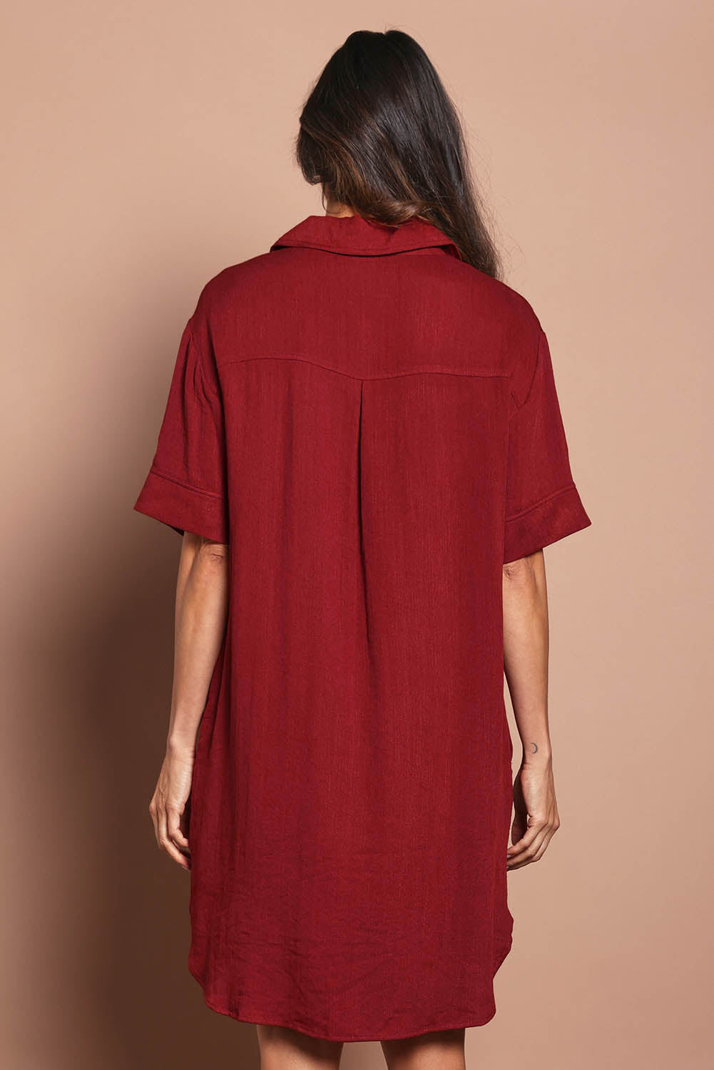Model Amandam wearing size 10 of the The Must Have Linen Look Shacket Dress - Sangria in colour Sangria, from the back