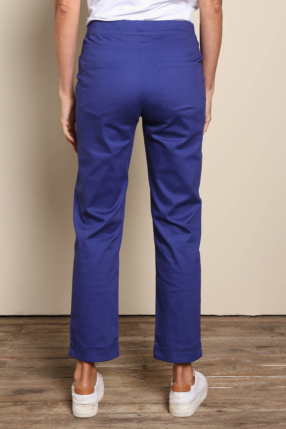 Model Amandam wearing size 10 of the The Teachers Pant With Pockets – Campusblue in colour Campusblue, from the back