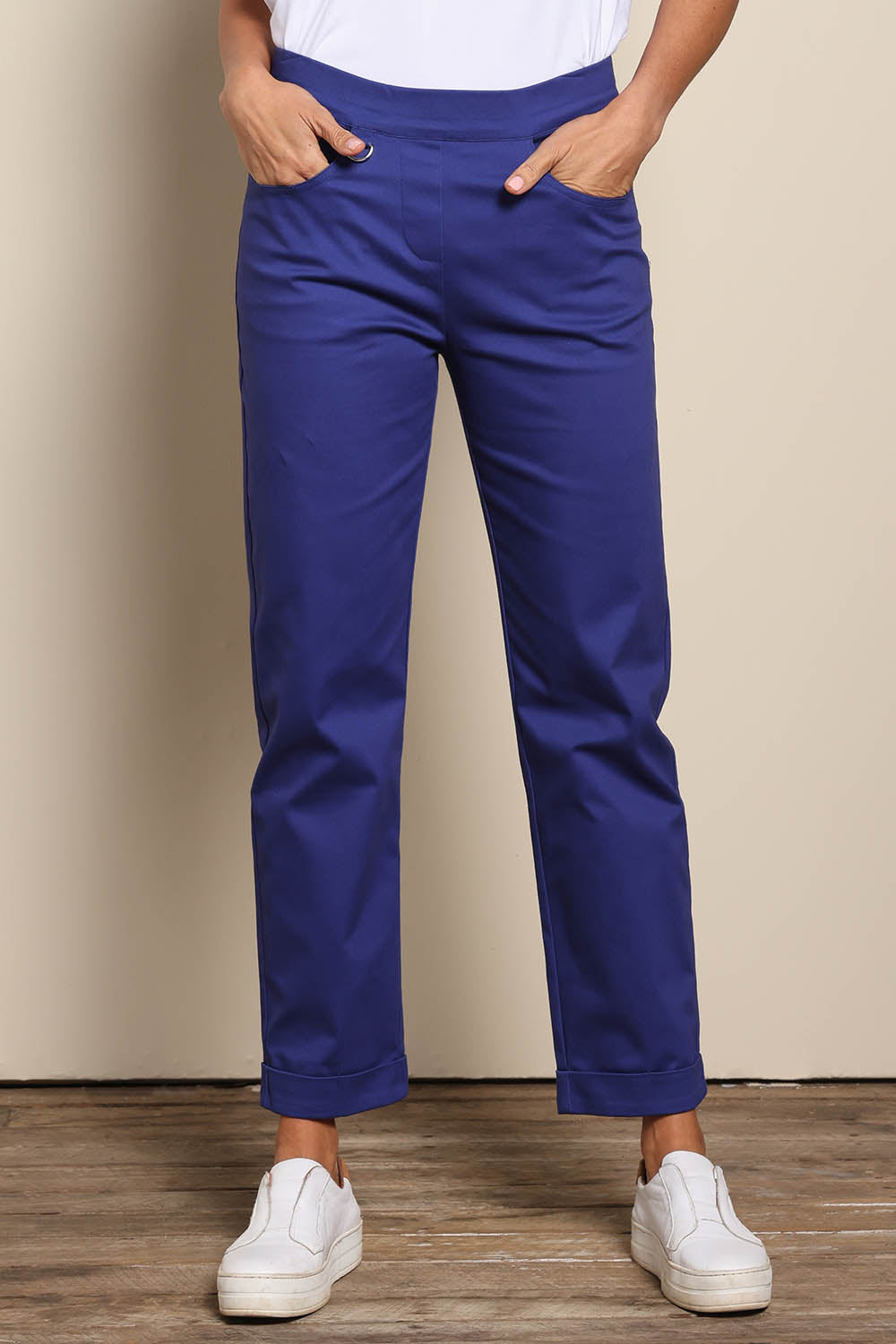 Model Amandam wearing size 10 of the The Teachers Pant With Pockets – Campusblue in colour Campusblue, in a cropped view