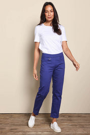 Model Amandam wearing size 10 of the The Teachers Pant With Pockets – Campusblue in colour Campusblue, from the front
