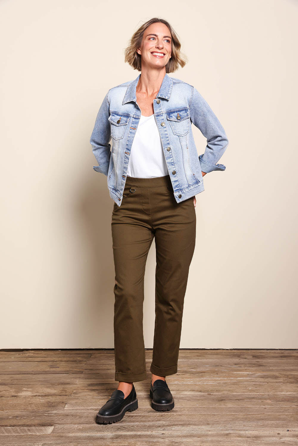 Model Riinar wearing size 10 of the The Teachers Cotton Pant With Pockets – Coffee in colour Coffee, from the front