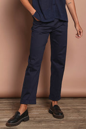 Model Amanda wearing size 10 of The Teachers Cotton Pant With Pockets in colour Honorblue (Blue), from the front, cropped image