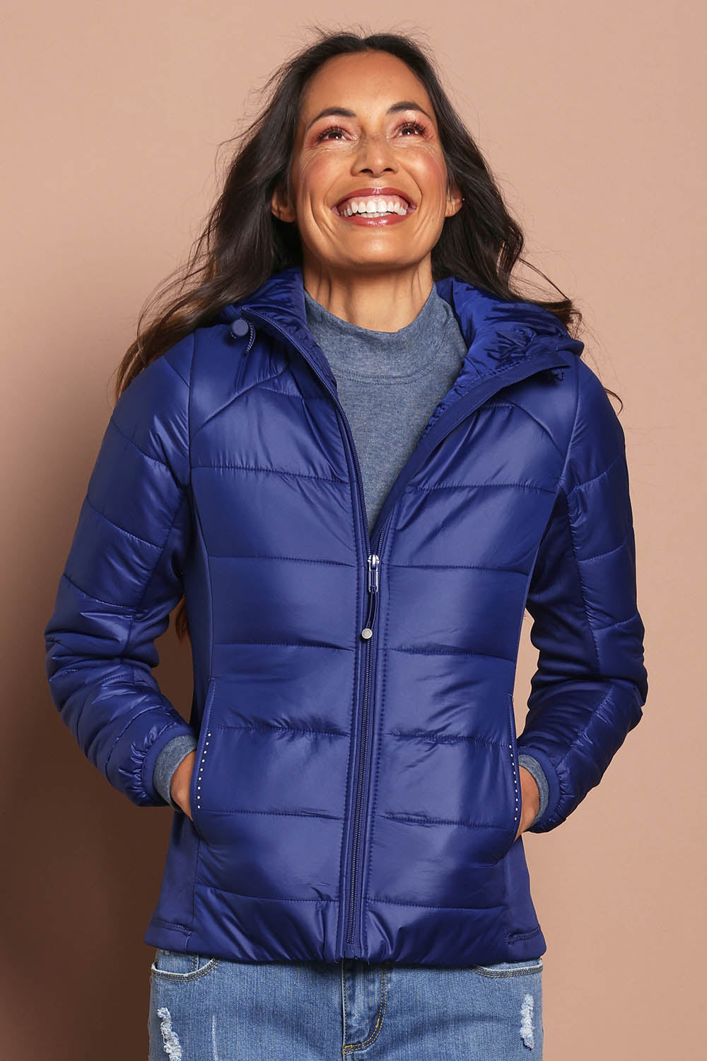 Model Amanda wearing size S of The Keepers Puffer Jacket in colour Navy (Blue), from the front, cropped image