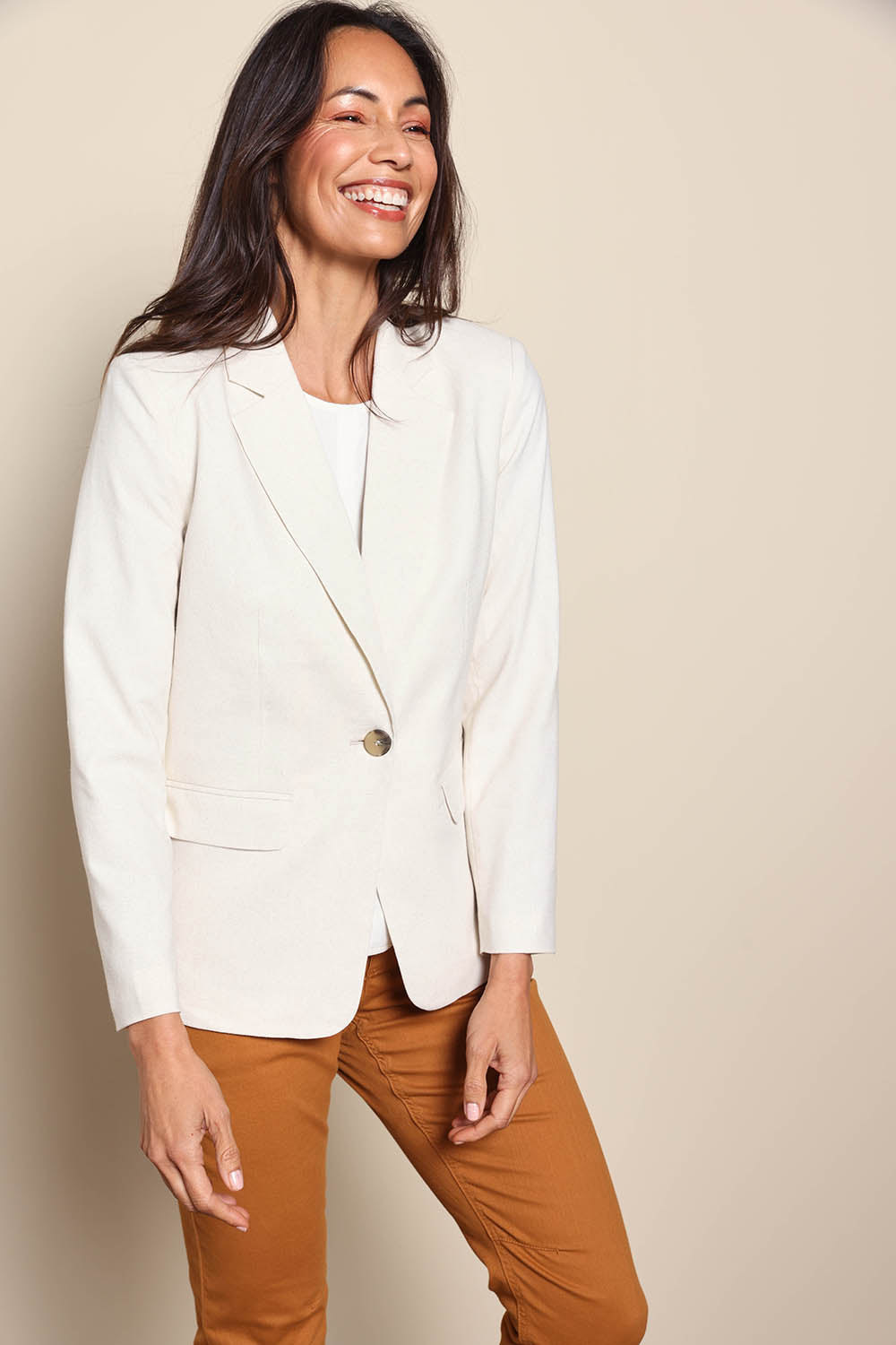 Model Amandam wearing size 10 of the The Classic Every Wear Blazer – Ivorymarle in colour Ivorymarle, in a cropped view