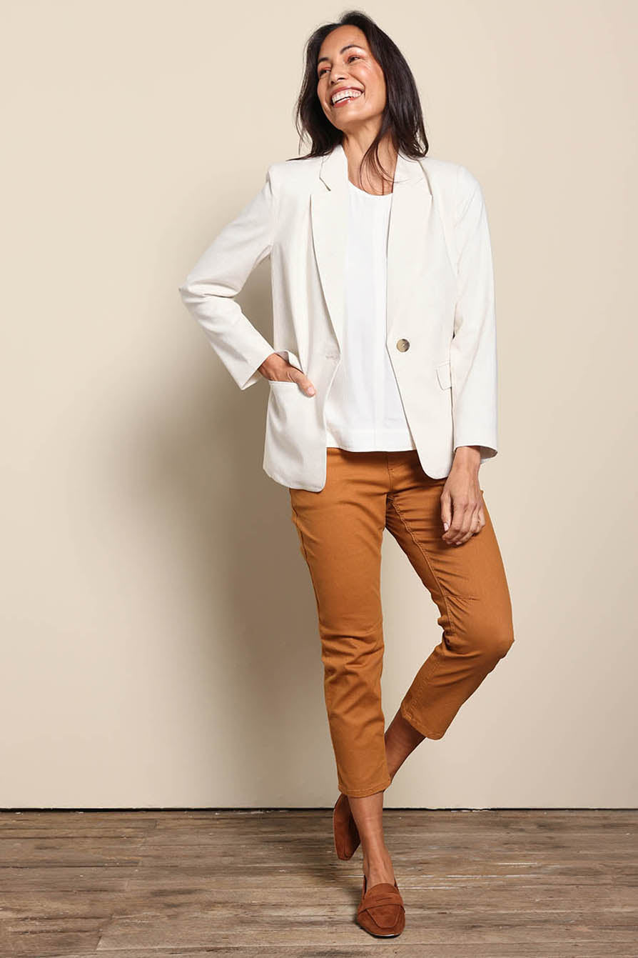 Model Amandam wearing size 10 of the The Classic Every Wear Blazer – Ivorymarle in colour Ivorymarle, from the front