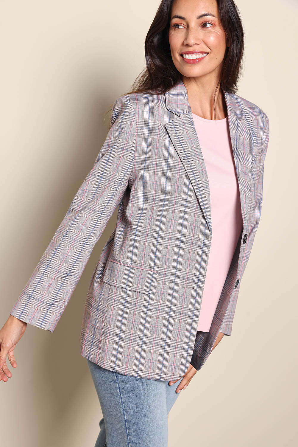 Model Amandam wearing size 10 of the The Summer Check Blazer – Greypink in colour Greypink, from an angle