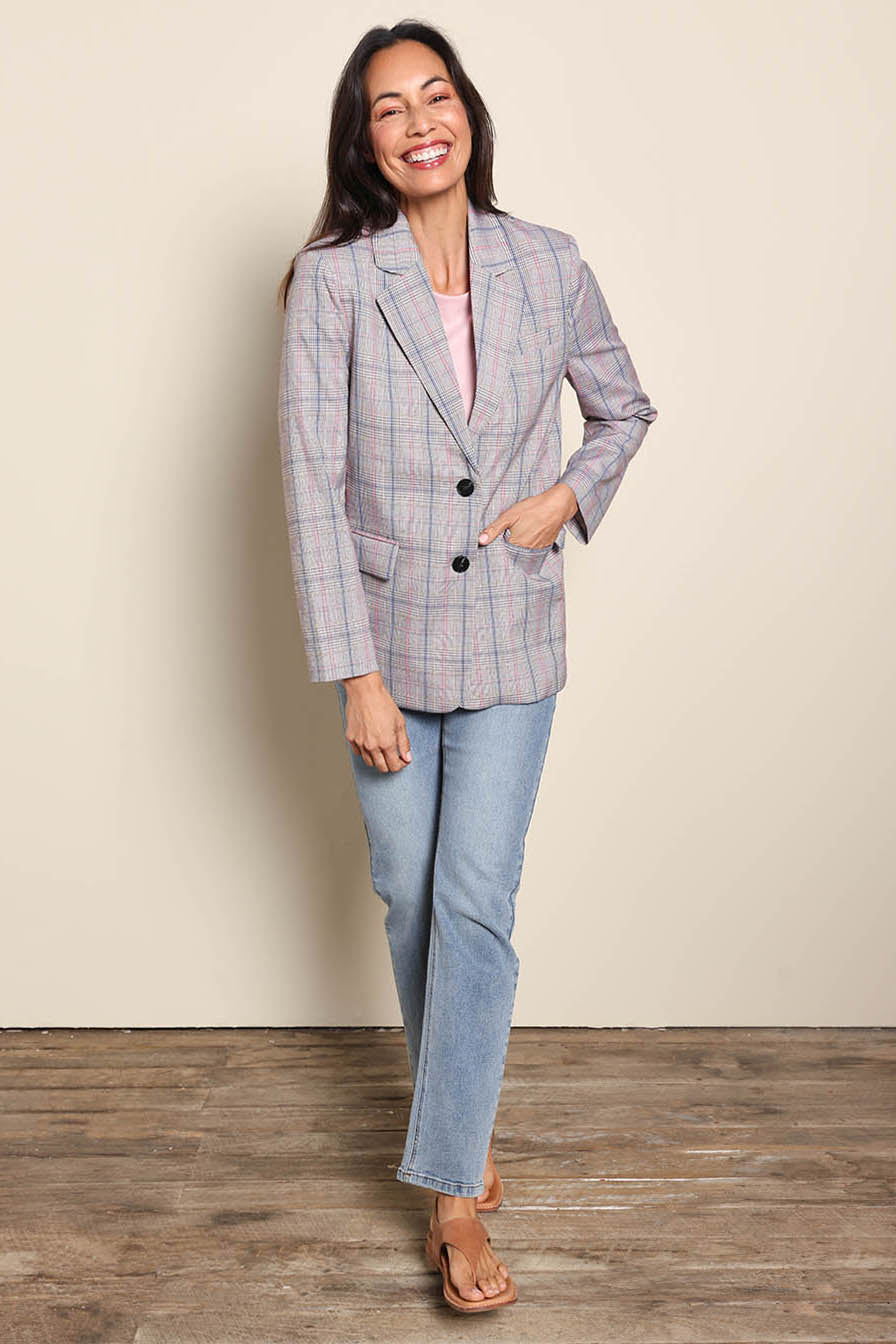 Model Amandam wearing size 10 of the The Summer Check Blazer – Greypink in colour Greypink, from the front