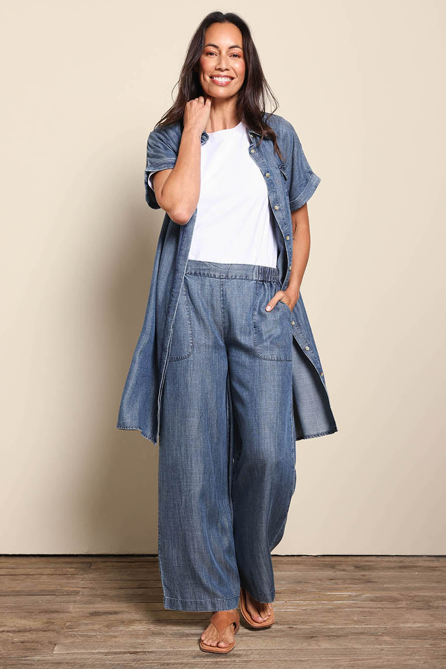 Model Amandam wearing size 10 of the The Luxe Lyocell Shacket Dress – Indigo in colour Indigo, from the front