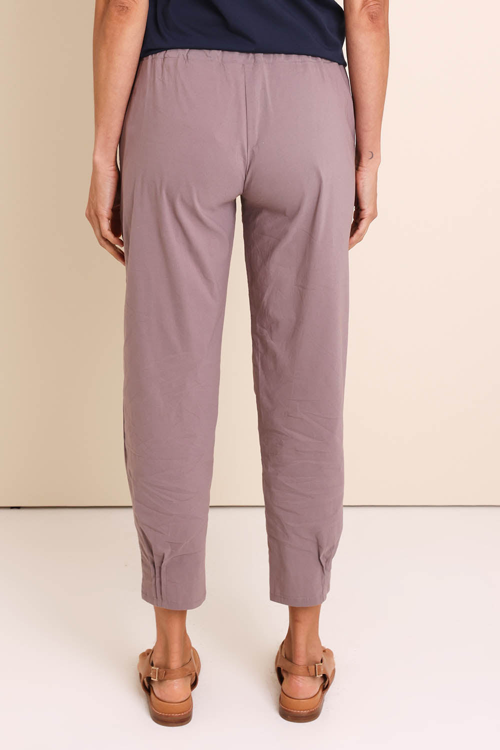 Model Amandam wearing size 10 of the The Lightweight Cotton Blend Pintuck Hem Pant – Coffee in colour Coffee, from the back