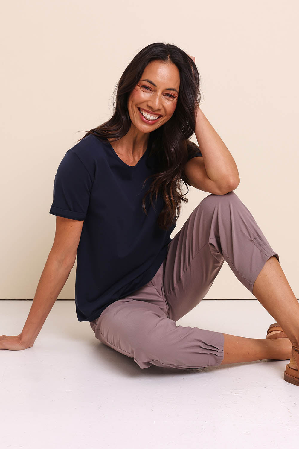 Model Amandam wearing size 10 of the The Lightweight Cotton Blend Pintuck Hem Pant – Coffee in colour Coffee, from the front