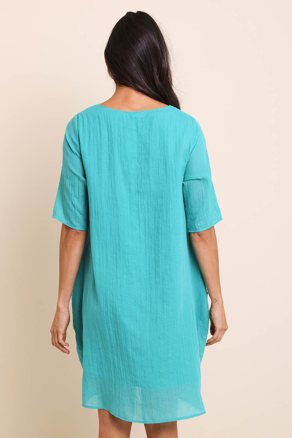 Model Amandam wearing size 10 of the The Summer Cotton Shift Dress With Pockets – Lagoon in colour Lagoon, from the back