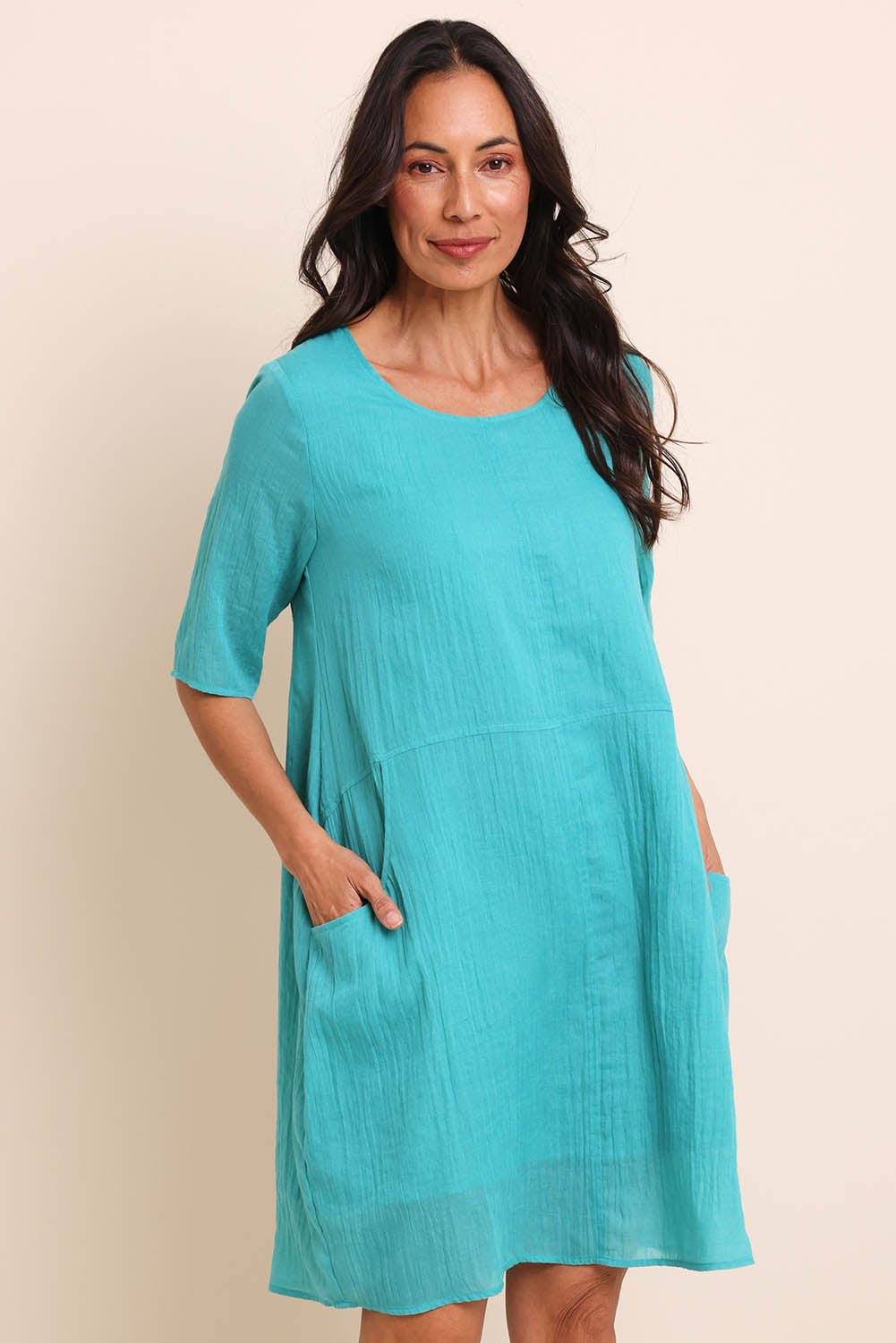 Model Amandam wearing size 10 of the The Summer Cotton Shift Dress With Pockets – Lagoon in colour Lagoon, in a cropped view