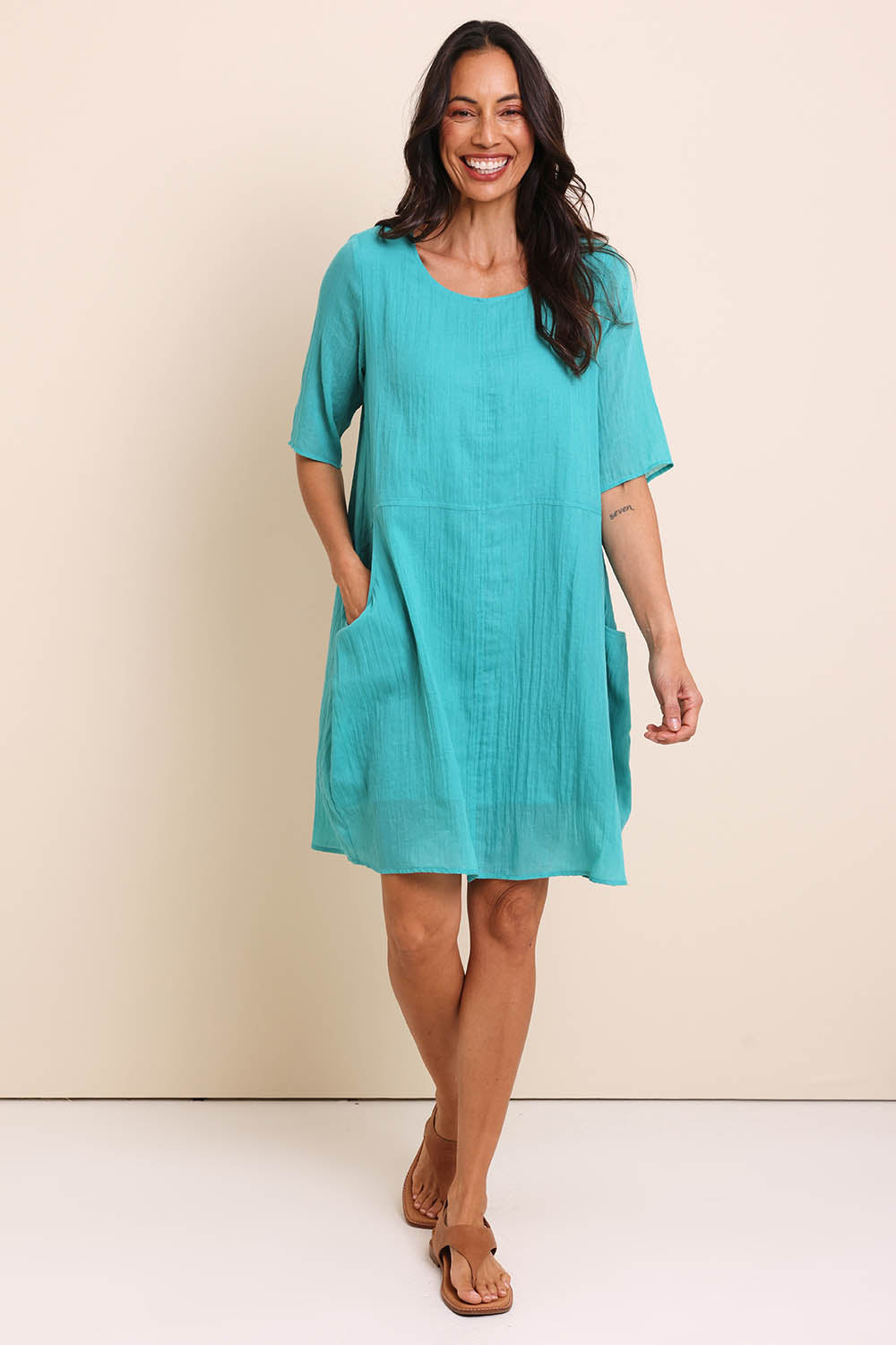 Model Amandam wearing size 10 of the The Summer Cotton Shift Dress With Pockets – Lagoon in colour Lagoon, from the front