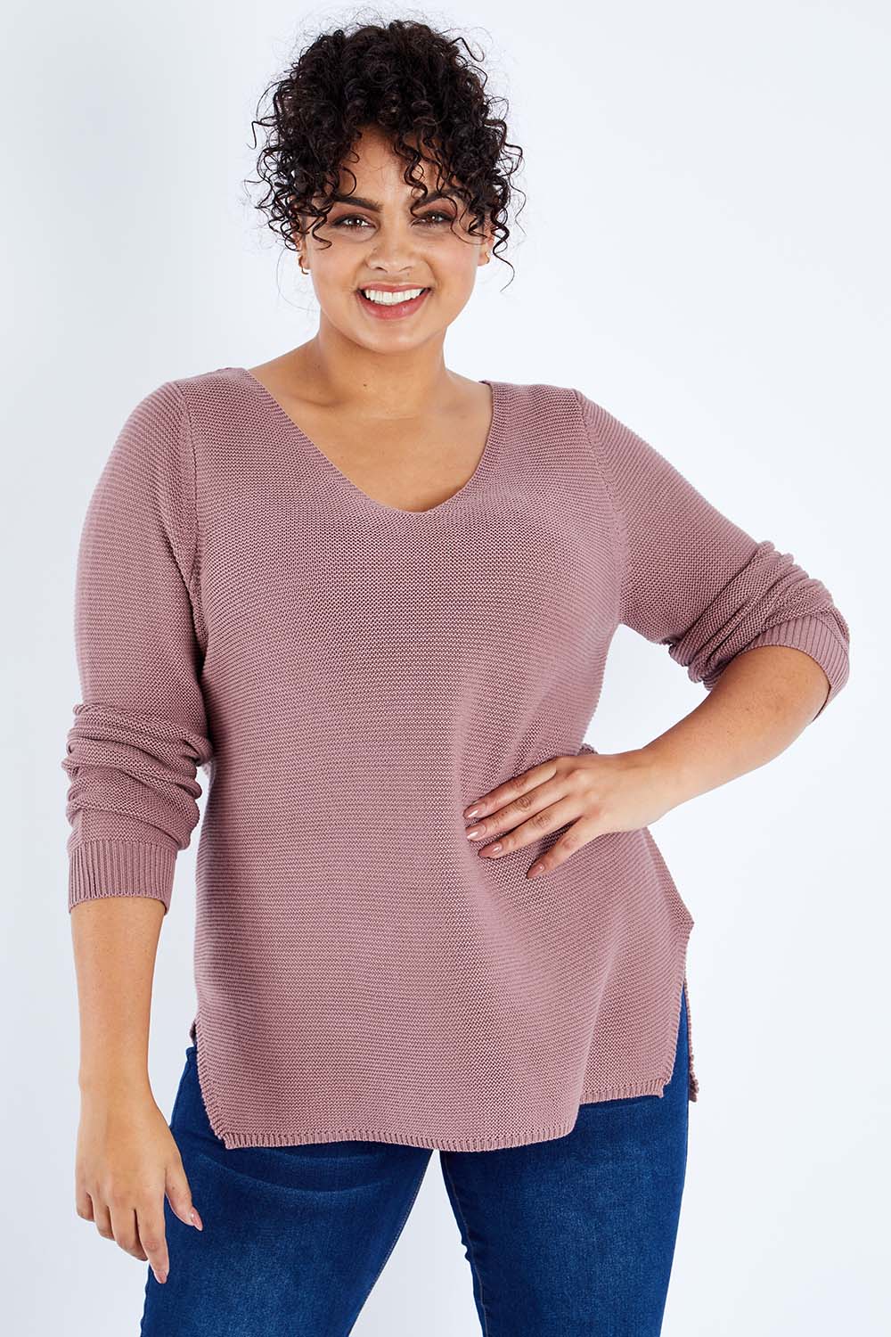 Model Sasha-Lee wearing size XL of The Relaxed V Neck Pullover in colour Dustyrose (Pink), from the front, cropped image