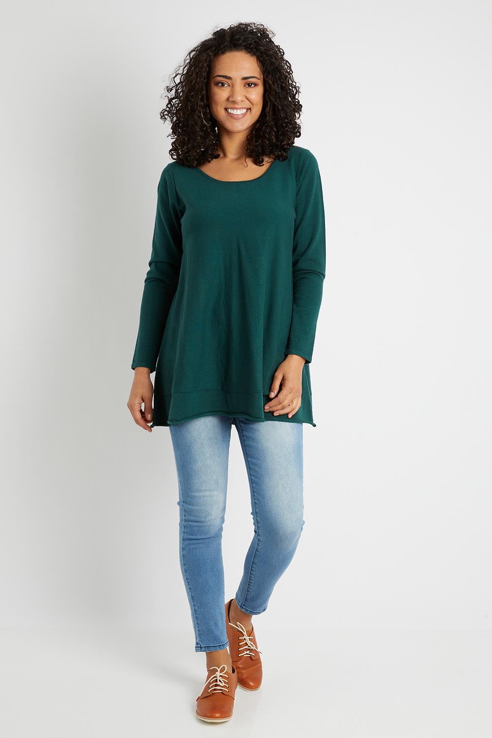 Model Pamela wearing size S of The Swing Knit in colour Pinegreen (Green), from the front, showing the whole outfit