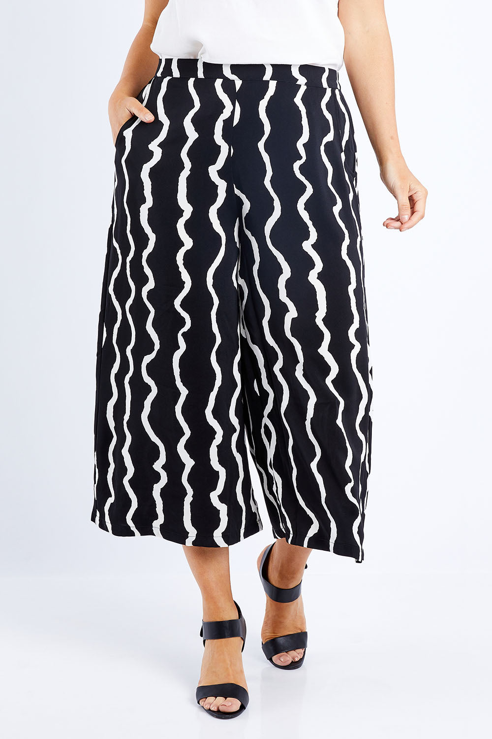 Model Laura wearing size 14 of The Luxe Printed Pull On Culottes in colour Squiggle (Black), from the front, showing the whole outfit