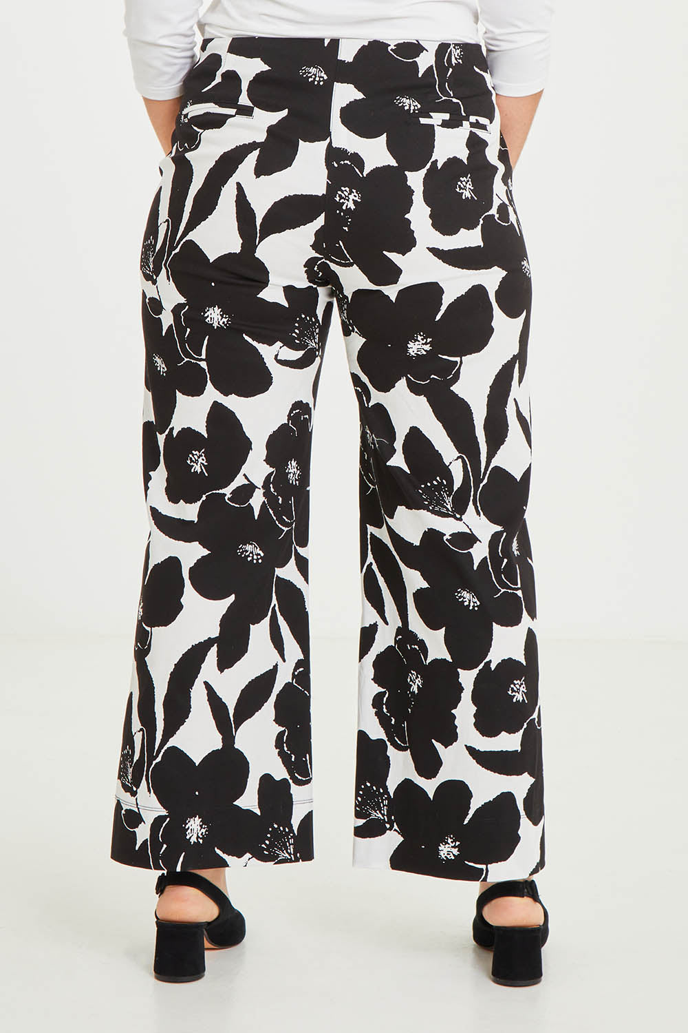 Model Katie wearing size 16 of The Printed Cotton Stretch Pant in colour Blkfloral (Black), from the back