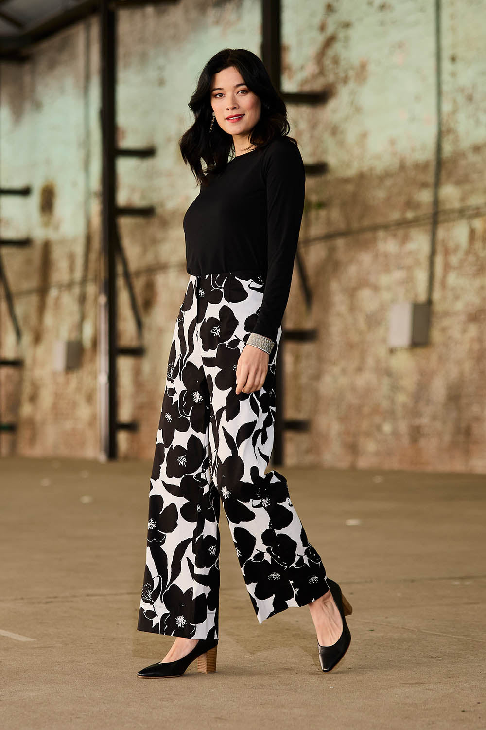 Model Miranda wearing size 10 of The Printed Cotton Stretch Pant in colour Blkfloral (Black), from the front, showing the whole outfit
