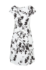 Product shot of The Pleated Cotton Stretch Dress in colour Monofleur (White), from the back