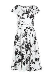 Product shot of The Pleated Cotton Stretch Dress in colour Monofleur (White), from the front