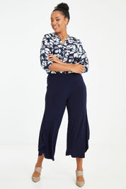 Model Noli wearing size 14 of The 3/4 Sleeve Cotton Shirt in colour Leaf (Blue), from the front, showing the whole outfit