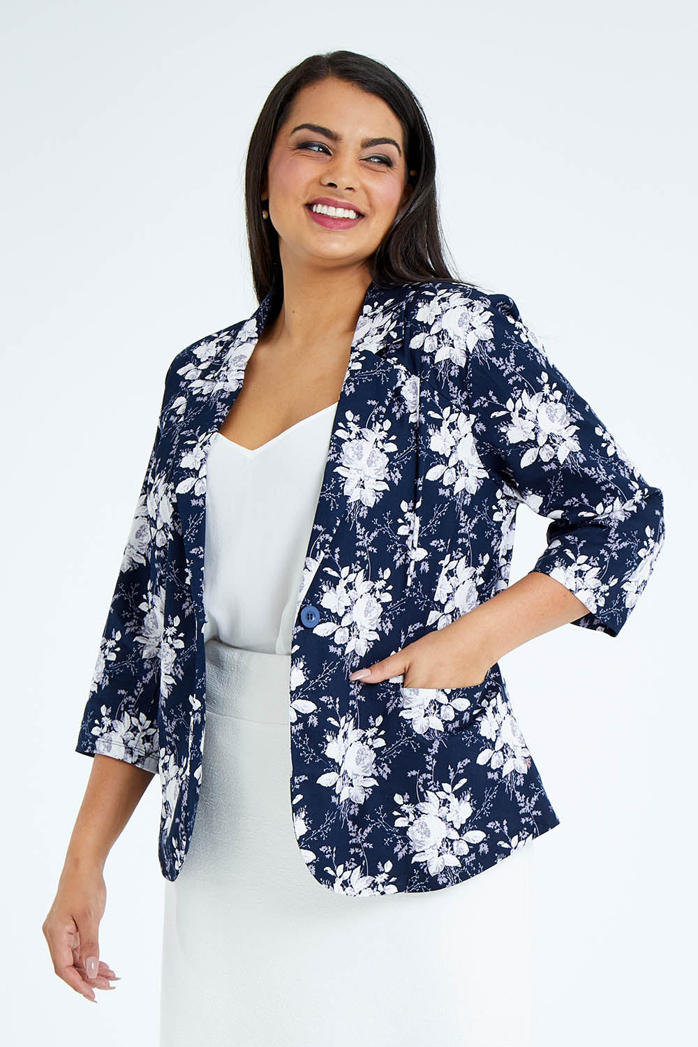 Model Sasha-Lee wearing size 16 of The Printed Cotton Pocket Blazer in colour Navyfleur (Blue), from the front, cropped image