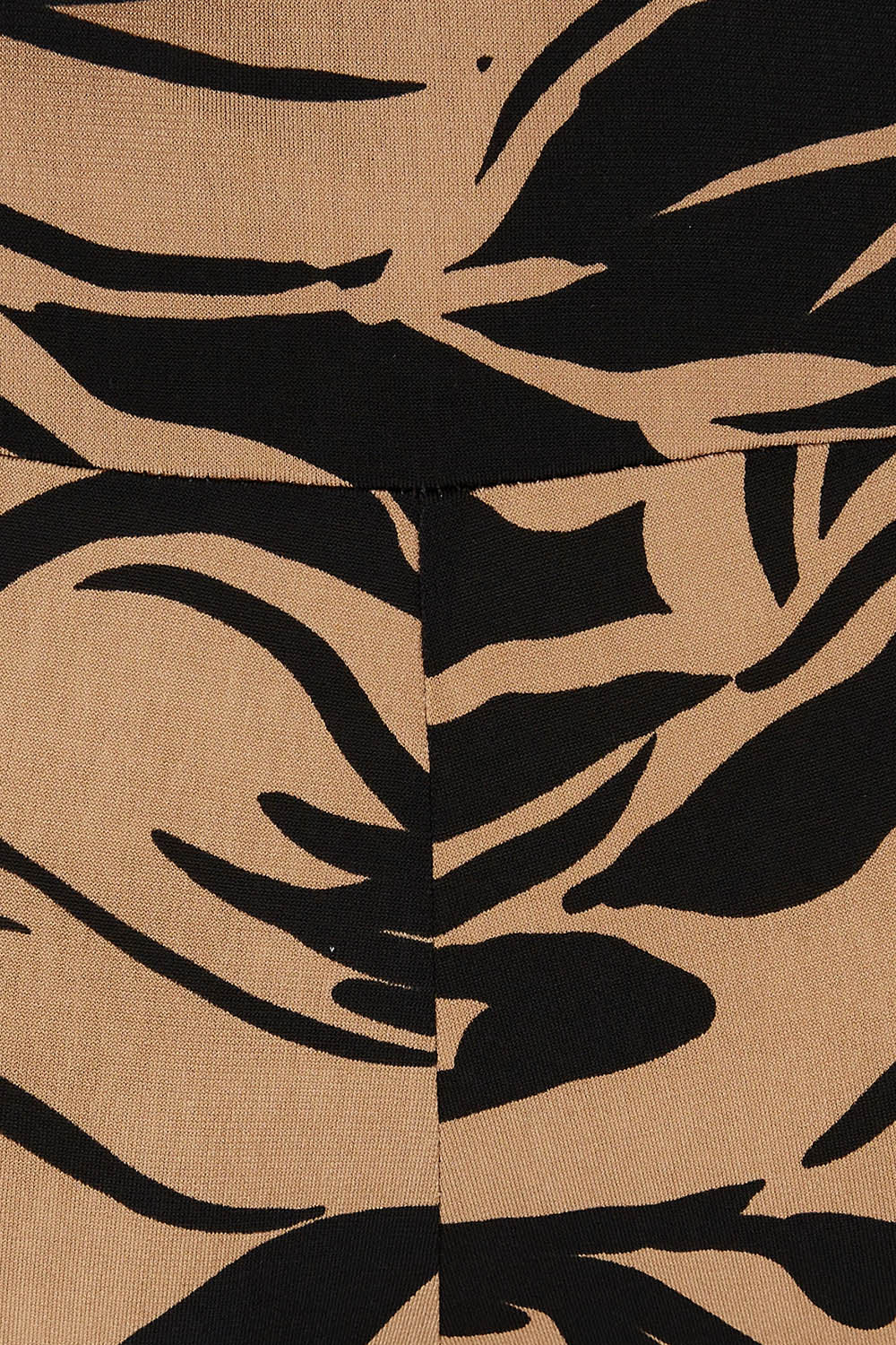 Product shot of The Wide Leg Travel Pant in colour Tanfleur (Black), detail