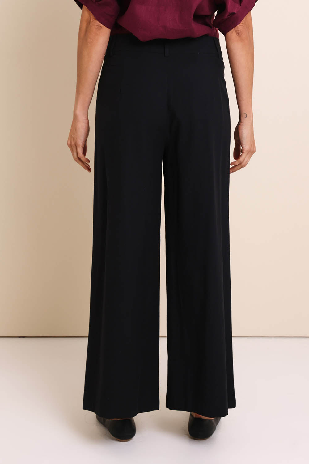 Model Amandam wearing size 10 of the The Linen Blend Tailored Pant - Black in colour Black, from the back
