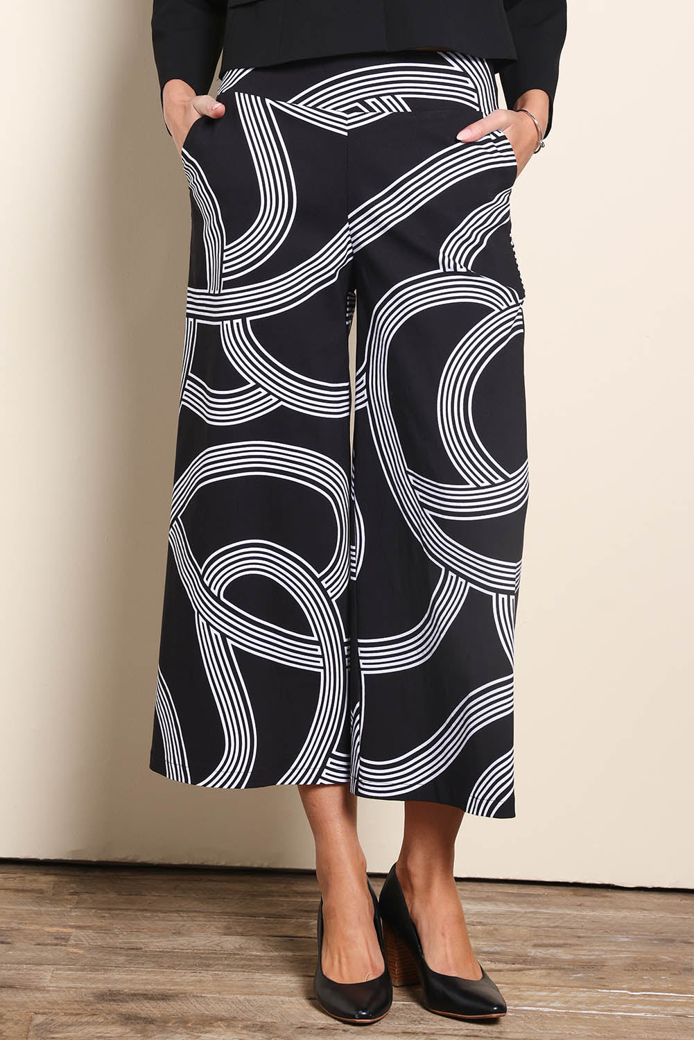 Model Madelinec wearing size 10 of the The Printed Stretch Wide Leg Culotte – Contour in colour Contour, in a cropped view