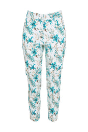 Product shot of the The Printed Stretch Pocket Pant – Aquafleur in colour Aquafleur, from the front