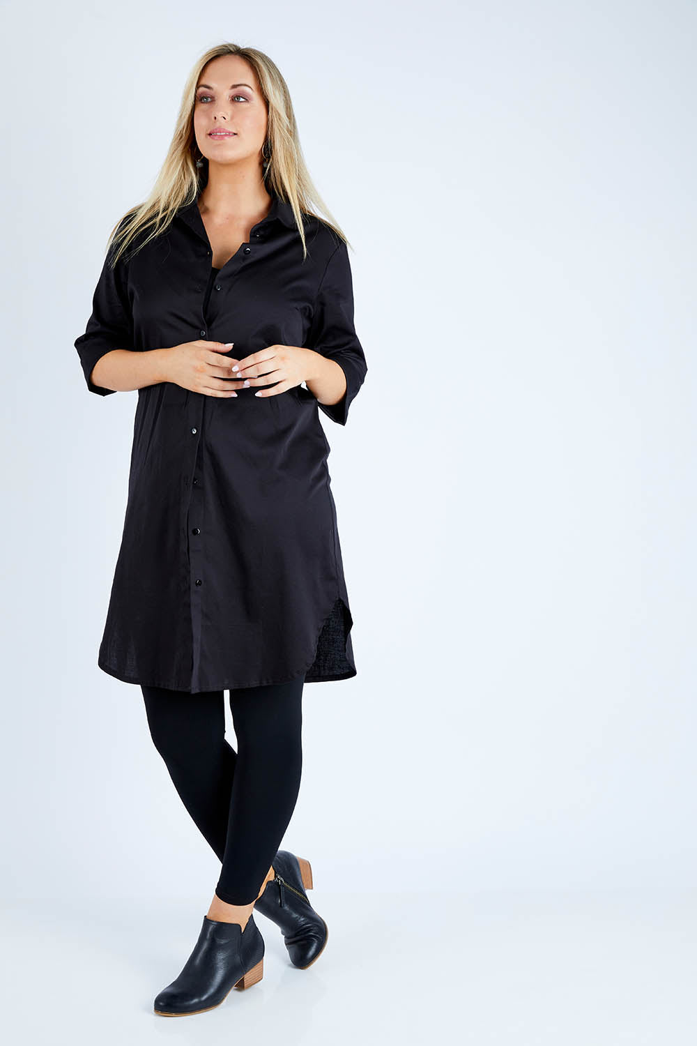 Model Jess wearing size 12 of the Belle 3/4 Legging in colour Black (Black), from the front, showing the whole outfit