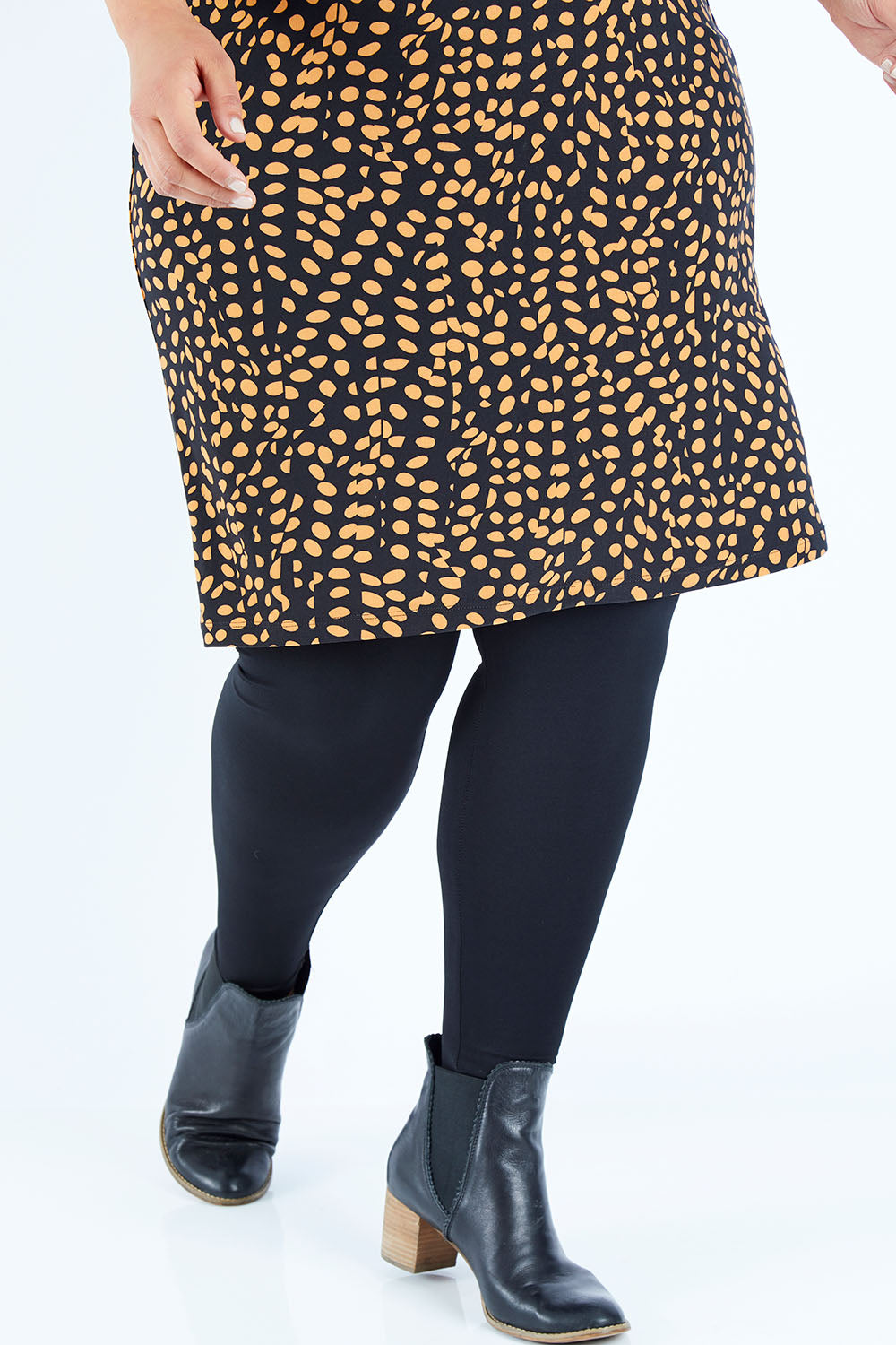 Model Lauren wearing size 16 of the Belle Legging in colour Black (Black), from the front, cropped image