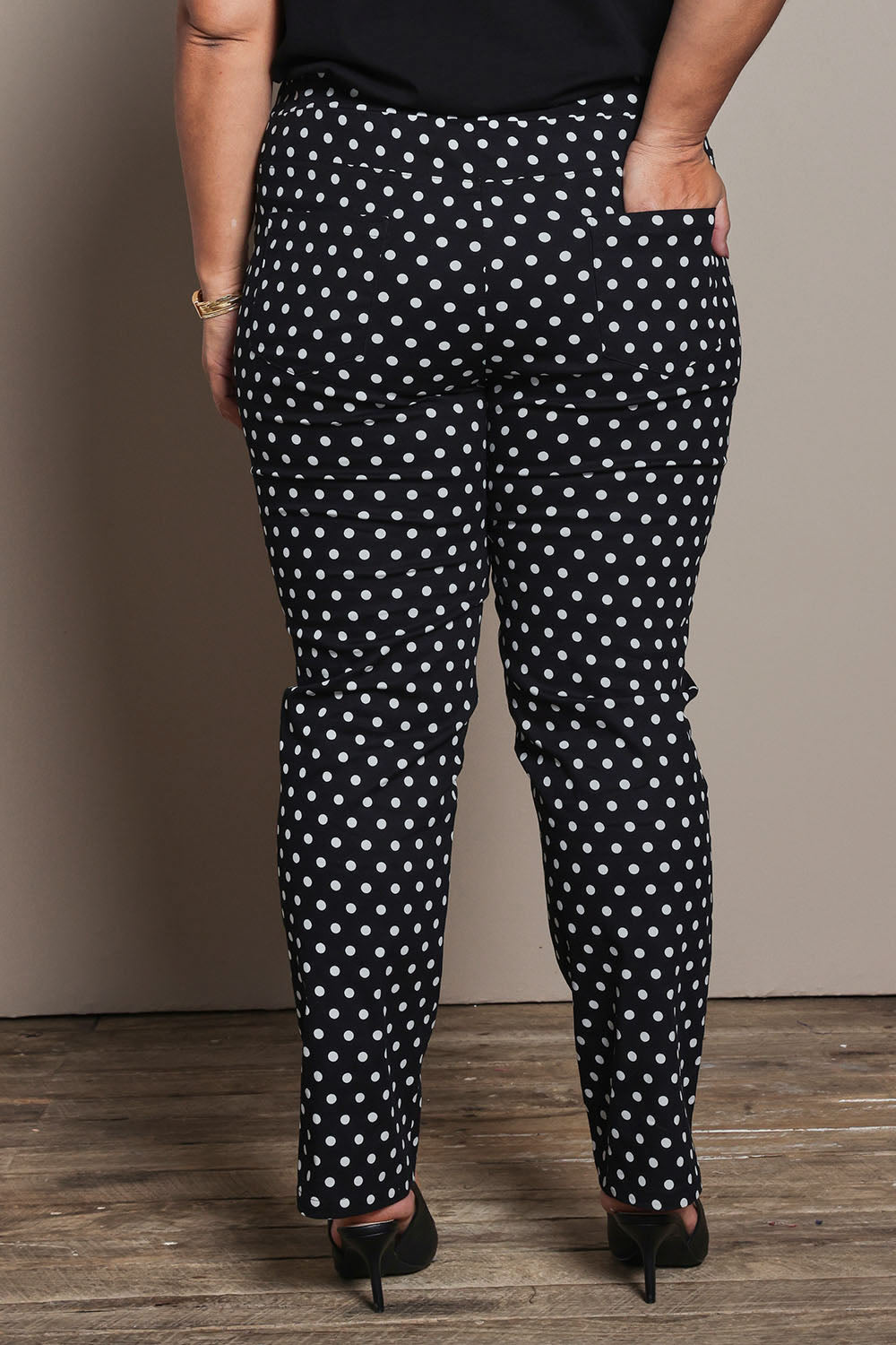 Model Ashleigh wearing size 16 of the Belle Printed Pull On Slim Leg Cotton Stretch  Pant in colour Blackwhite (Black), from the back