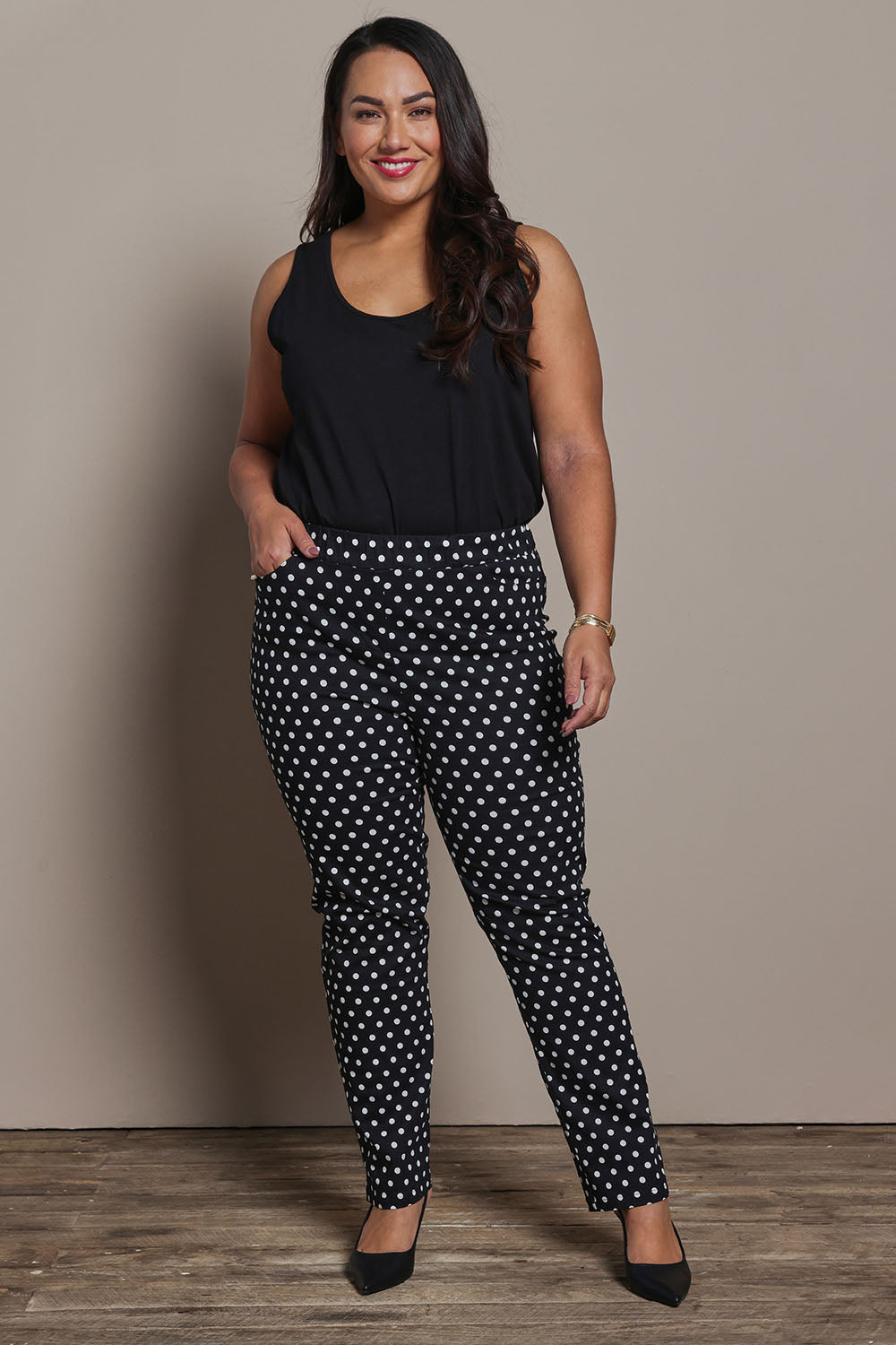 Model Ashleigh wearing size 16 of the Belle Printed Pull On Slim Leg Cotton Stretch  Pant in colour Blackwhite (Black), from the front, showing the whole outfit