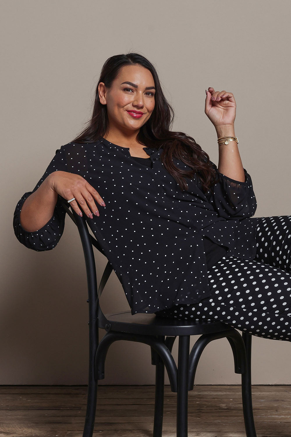 Model Ashleigh wearing size 16 of the Belle Printed Pull On Slim Leg Cotton Stretch  Pant in colour Blackwhite (Black), from the front, showing the whole outfit