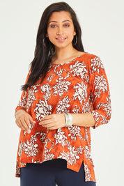 Model Terri-Leigh wearing size 14 of the Belle High Low Tee Shirt in colour Rustfloral, from the front, cropped image