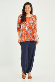 Model Terri-Leigh wearing size 14 of the Belle High Low Tee Shirt in colour Rustfloral, from the front, showing the whole outfit