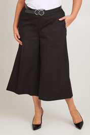 Model Poppy wearing size 16 of the Belle Cotton Sateen Culottes in colour Black (Black), from the front, cropped image