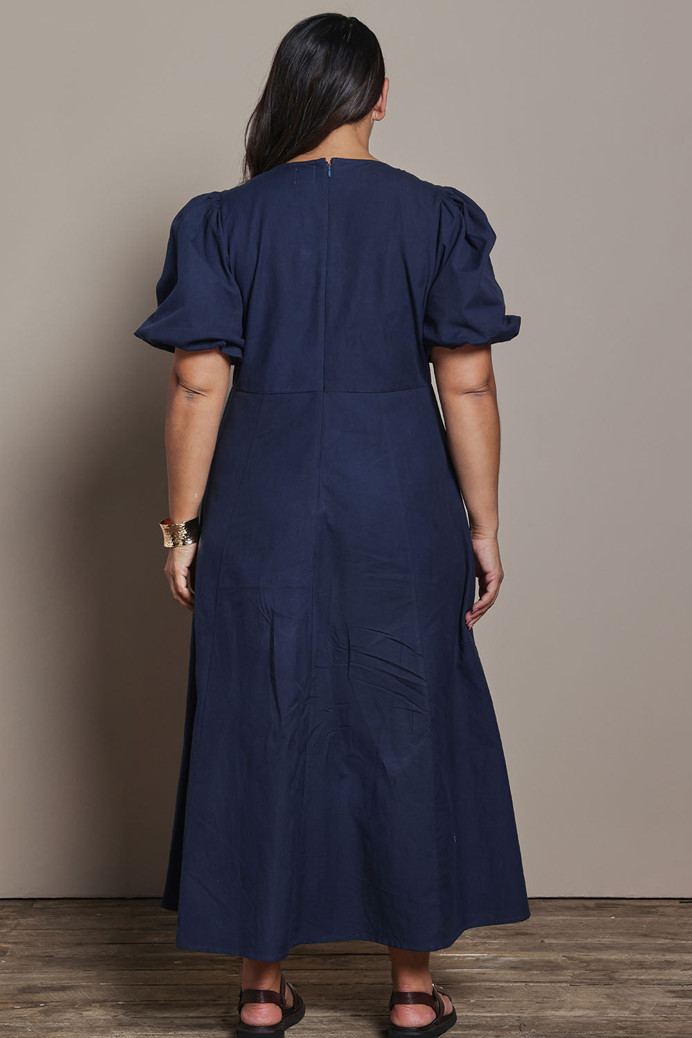 Model Ashleigh wearing size 16 of the Belle Twist Knot Detail Cotton Dress in colour Darknavy (Blue), from the back
