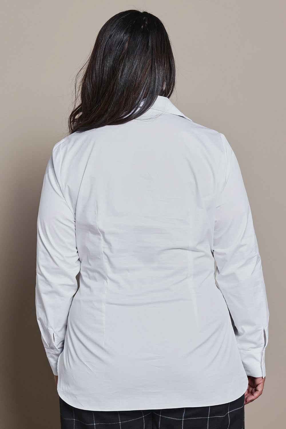 Model Ashleigh wearing size 16 of the Belle Tie Waist Cotton Shirt in colour White (White), from the back