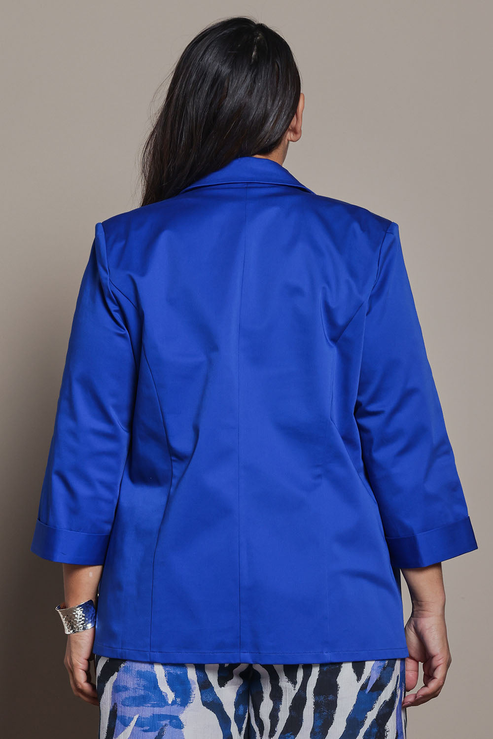 Model Ashleigh wearing size 16 of the Belle Cotton Comfort Blazer in colour Frenchblue (Blue), from the back
