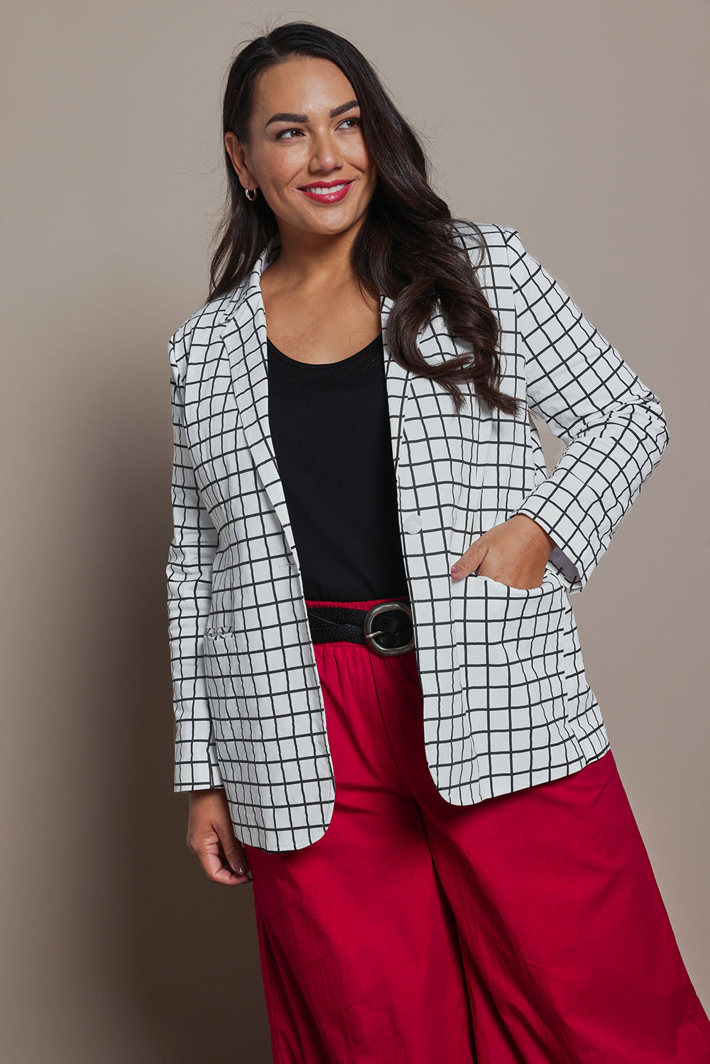 Model Ashleigh wearing size 16 of the Belle Printed Cotton Blazer in colour Whiteblack (White), from the front, cropped image