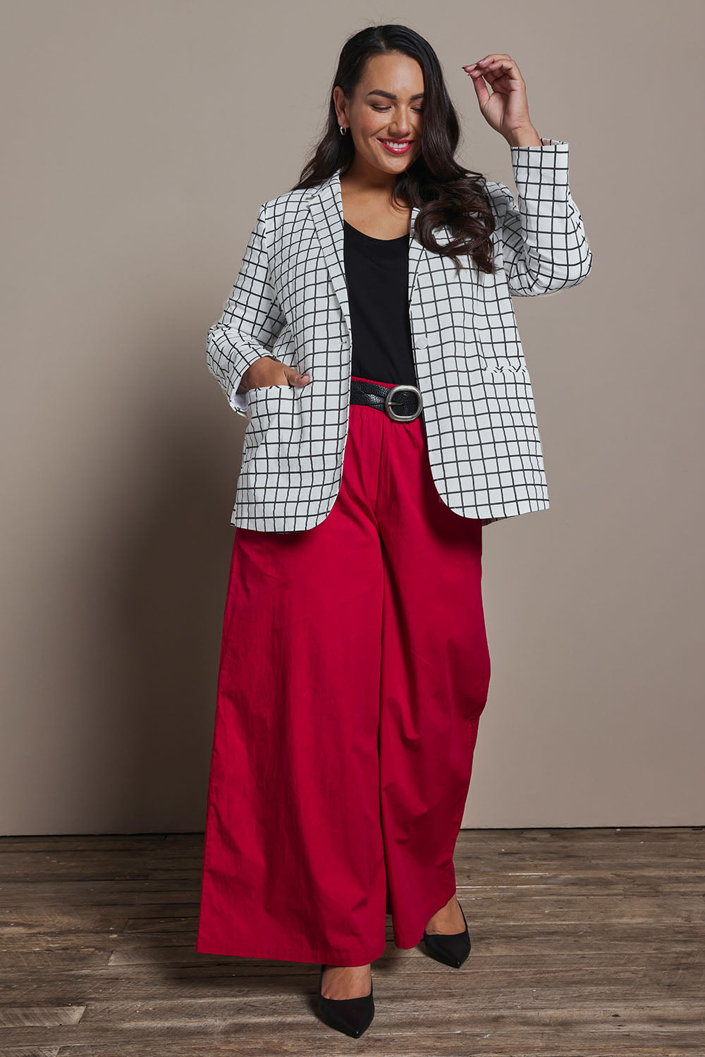 Model Ashleigh wearing size 16 of the Belle Printed Cotton Blazer in colour Whiteblack (White), from the front, showing the whole outfit