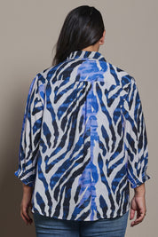Model Ashleigh wearing size 16 of the Belle Printed Shirred Sleeve Shirt in colour Bluezebra (Blue), from the back
