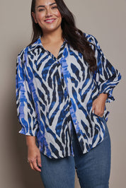 Model Ashleigh wearing size 16 of the Belle Printed Shirred Sleeve Shirt in colour Bluezebra (Blue), from the front, cropped image