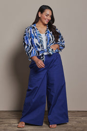 Model Ashleigh wearing size 16 of the Belle Printed Shirred Sleeve Shirt in colour Bluezebra (Blue), from the front, showing the whole outfit