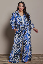 Model Ashleigh wearing size 16 of the Belle Printed Shirred Sleeve Shirt in colour Bluezebra (Blue), from the front, showing the whole outfit